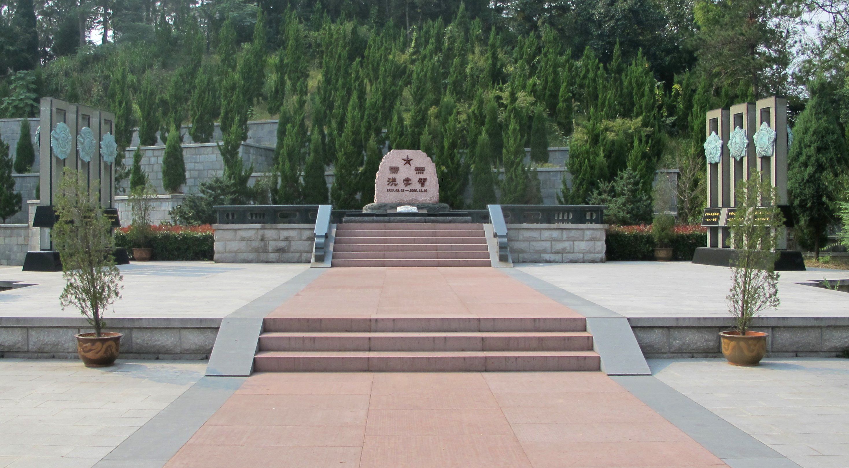 石上年龄：碑雕艺术中的生命叙事与民族影象